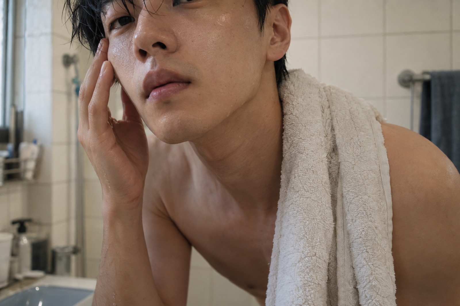 세안 뒤 이마와 콧등에 유분 광택이 올라온 20대 남성의 얼굴 일부